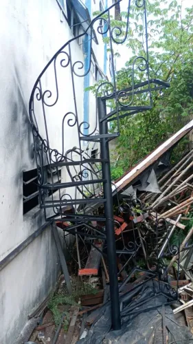 Escada caracol em espiral de ferro