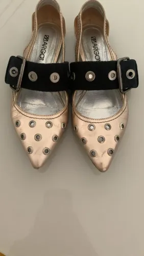 Sapatos Femininos Dourados com Detalhes e Fivela