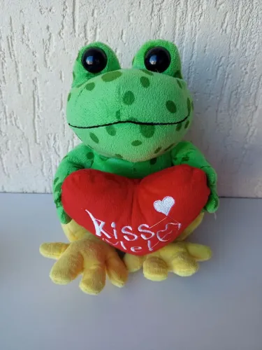Pelúcia de Sapo com Coração 'Kiss Me' Br Machine