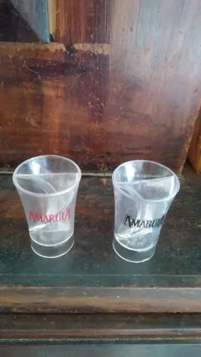 Copos acrílicos de licor 