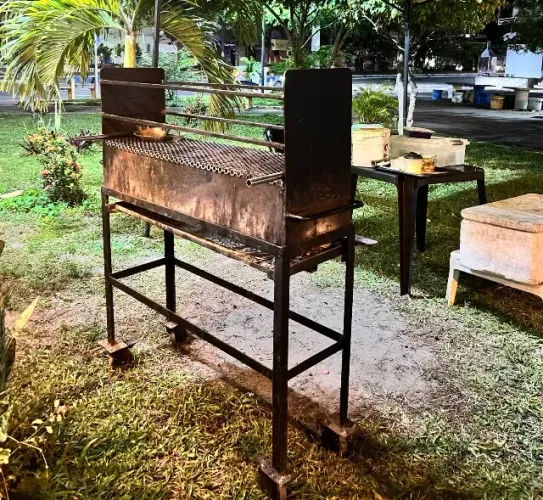 Churrasqueira de qualidade. Chapa de aço dura a vida toda!!