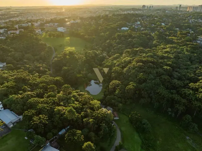 Terrenos em condomínio fechado no Campo Comprido