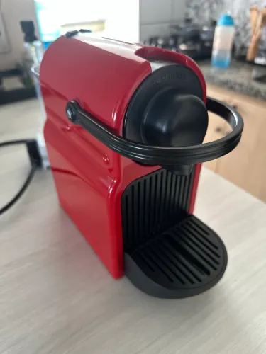 Nespresso Inissia Vermelha - compacta, linda e pronta em 25s!