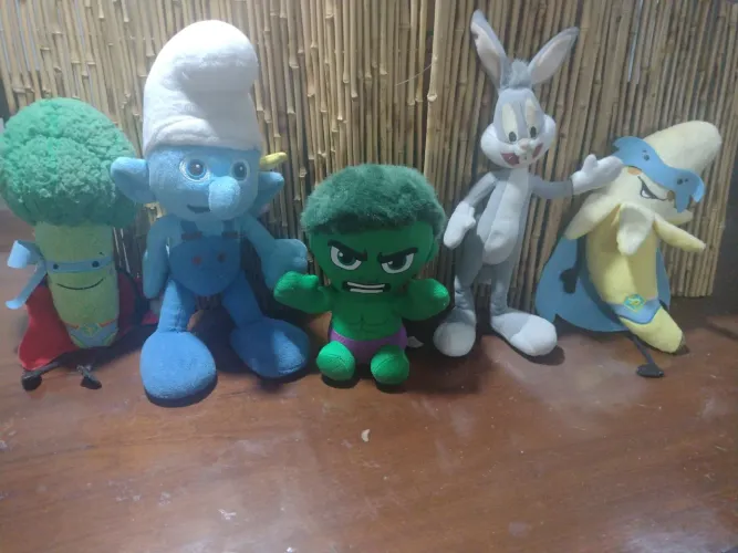 Kit de 5 Pelúcias - Smurf, Hulk, Pernalonga, Super Banana e Super Brócolis 