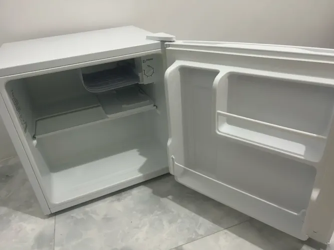Frigobar semi novo
