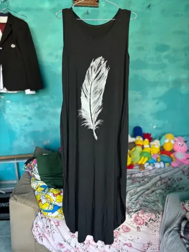 vestido longo preto com estampa de pena m