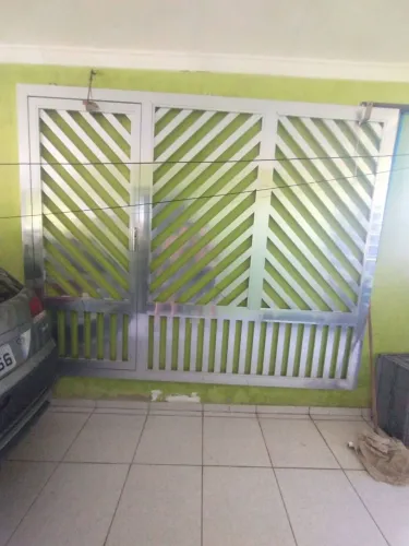 Vendo portão de 2,7 de largura por 2,2de altura