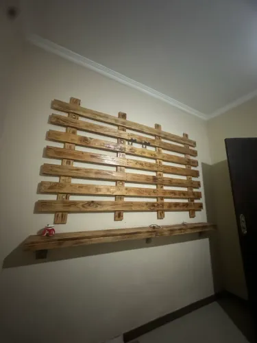 Painel Rústico de Madeira com Prateleira