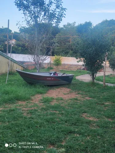 Barco de alumínio em com motor e remos novos