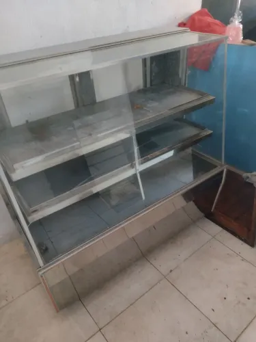 Vende-se uma vitrine expositora( balcão seco).
