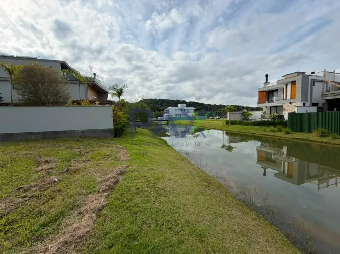 Lote de 300m² à venda no Reserva da Pedra