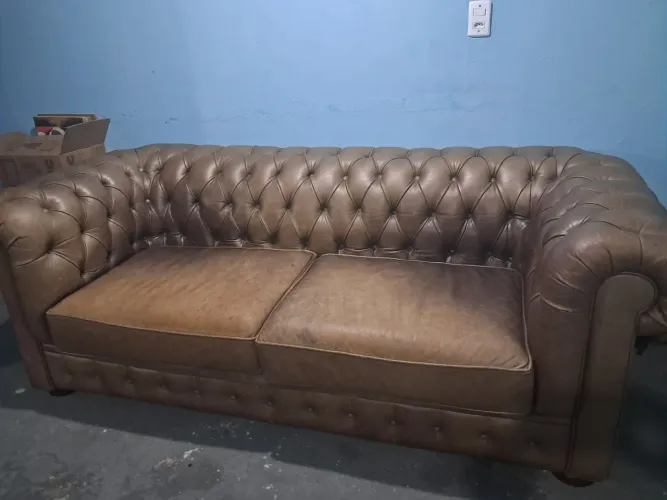 Sofa de couro chesterfield original de época.
