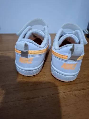 Tênis Nike original, modelo Court Borough Low 2 PSV, cor branco com detalhes coral/laranja