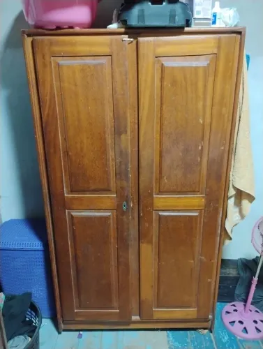 Guarda roupa de madeira solteiro em perfeito estado 