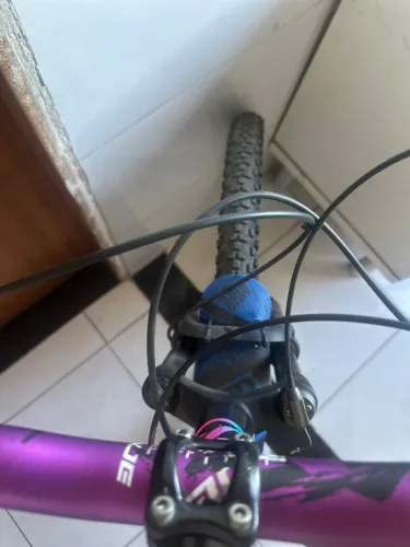 Bike aro 29 com 12 velocidades e trava de guidão
