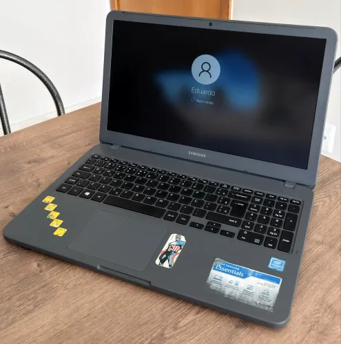 Vende - se Notebook Samsung Essentials E20