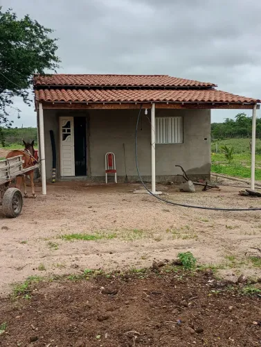 Vende-se uma casa com terras