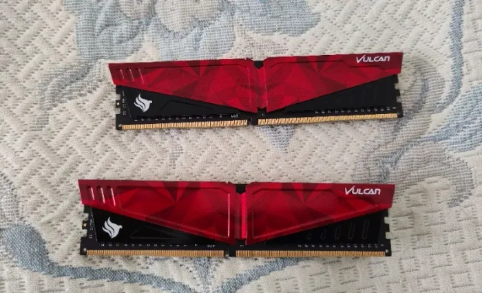 Kit duas Memorias T-Force Vulcan 8GB (2x8GB) DDR4 3000Mhz Vermelha
