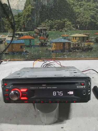 Som automotivo Sony CDX GT 227X, funcionando com controle.