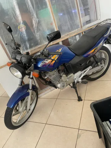 Moto parada único dono nova