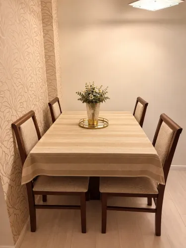 Conjunto mesa de jantar com 4 cadeiras
