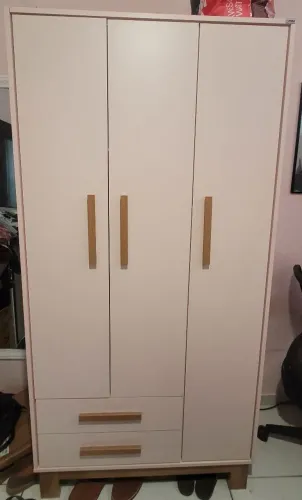 Guarda-roupa 3 portas rosa claro