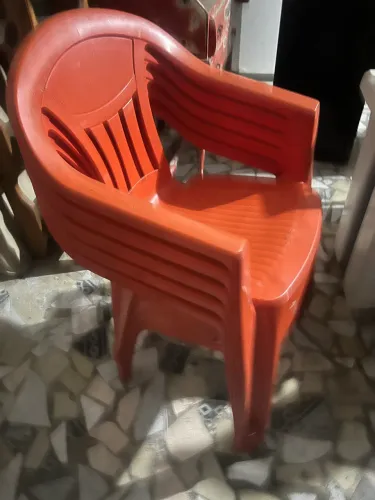CADEIRAS DE PLÁSTICO (Cinco cadeiras)