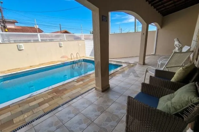 Casa com piscina e área goumet a 300m da praia - Peruíbe