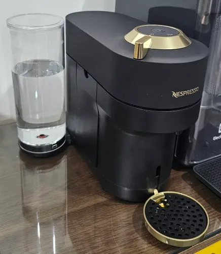 Cafeteira Nespresso Vertuo Pop+ Preta e Dourada 110V