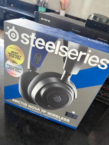 Headset Gamer Sem Fio SteelSeries Arctis Nova 7P Wireless (Ideal para PS5, PC e Mobile)