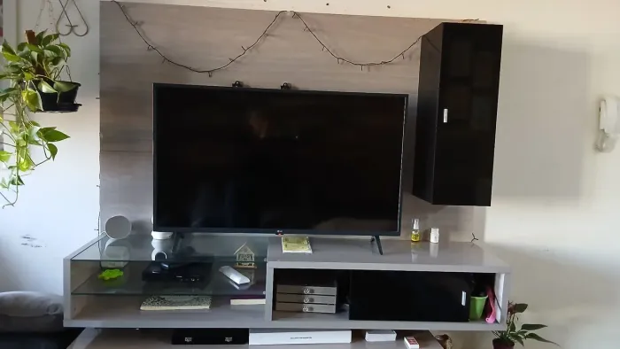 Painel para TV com Rack e Armário - R$ 350