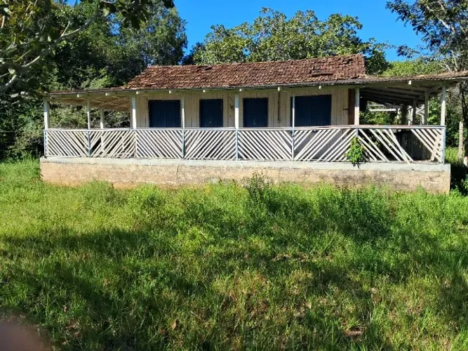 Um sítio na Campina, medindo 80 hectares, banhado pela junção do rio Curuçambá e Branquinh