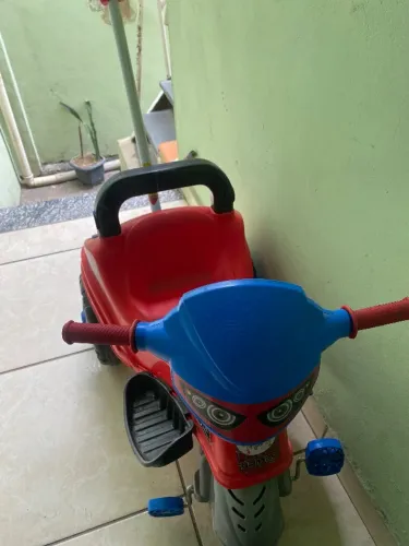Triciclo infantil- carrinho de passeio