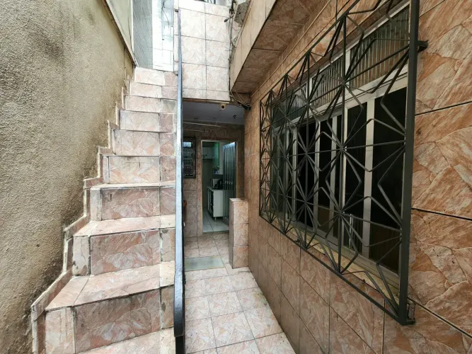 Casa ampla com 4 quartos, terraço e 3 andares no Centro de Nilópolis