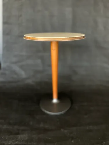 Mesa lateral laqueada
