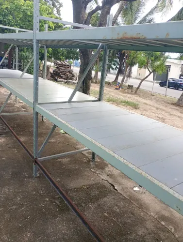 prateleira para mercadinho medindo 1 metro de largura 6.30 de comprimento 3 compartimento