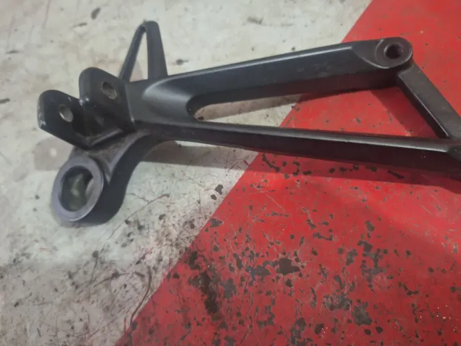 Suporte direito do pedal d apoio traseiro da MT 03