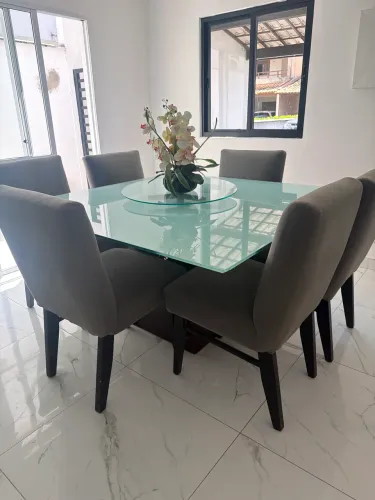 Mesa e cadeiras