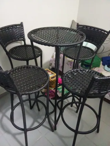 Conjunto elegante de 4 banquetas altas e fibras transadas, inclui mesa combinado.