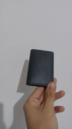 CARTEIRA COM TECNOLOGIA ANTIFURTO, DESIGN EM FIBRA DE CARBONO E EJETOR DE CARTÃO!
