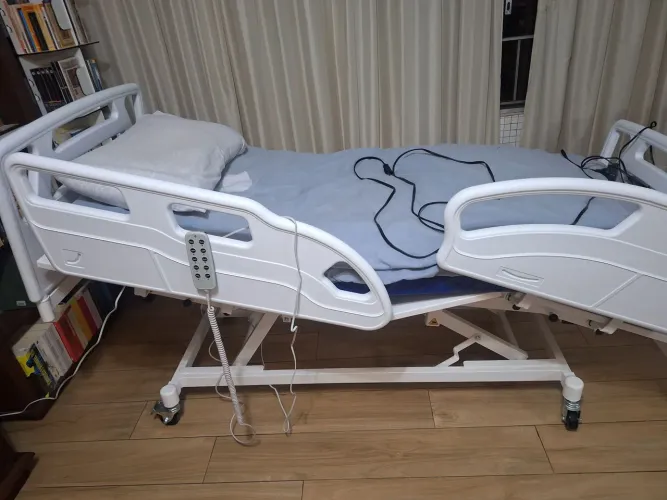 Cama hospitalar mecanizada, com 4 dias de uso. R$ 4.300,00