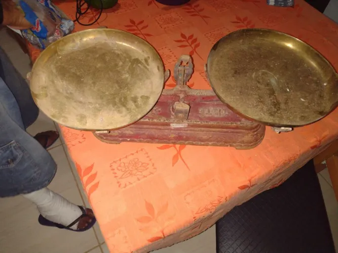 Balança antiga mais pesos