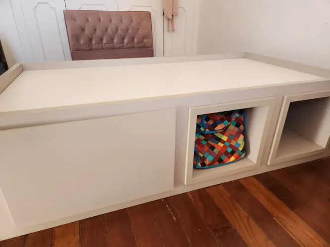 Cama solteiro com gaveta e nichos