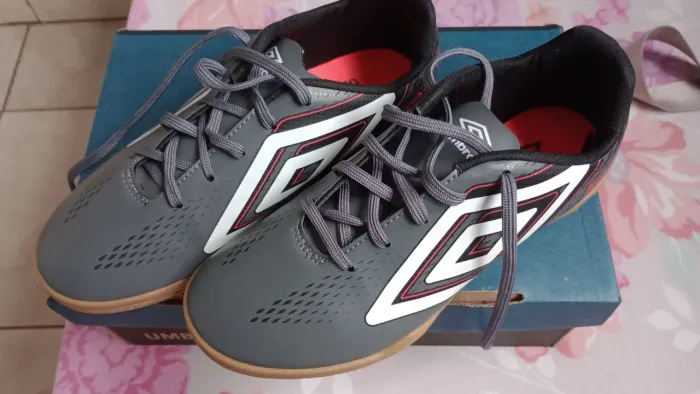 Chuteira Umbro Número 37
