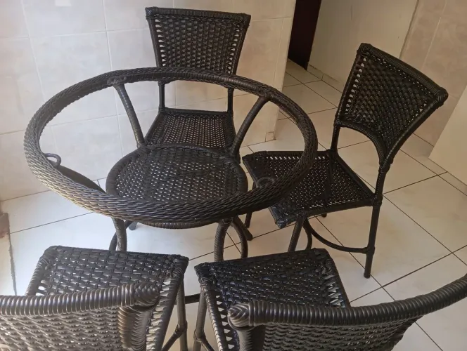Conjunto de mesa e cadeiras