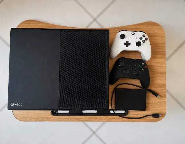 XBOX ONE COM DOIS CONTROLES + HD EXTERNO 500 gb