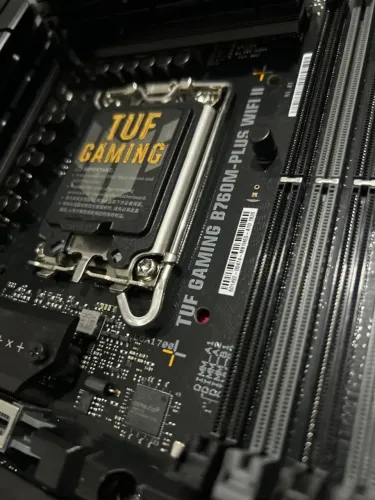PLACA MÃE ASUS B760M-PLUS WIFI II DDR5 **NOVA** ---> VENDO OU TROCO