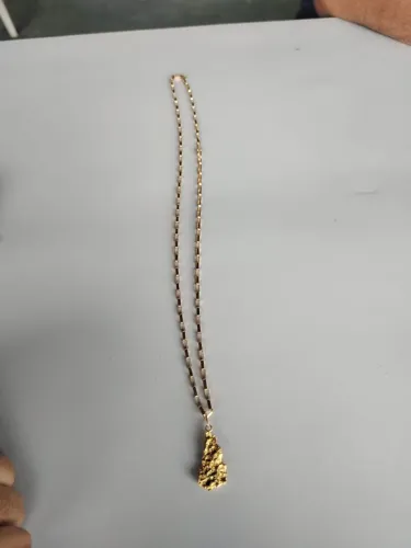 Cordão de ouro com pepita natural.