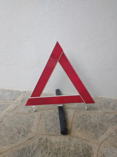 Triângulo de sinalização veicular 