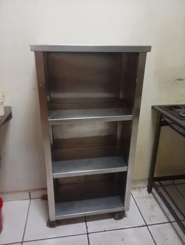 Aparador de inox com prateleira e rodinhas